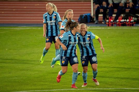 Djurgårdens Mia Jalkerud jublar med lagkamrater efter 1-0