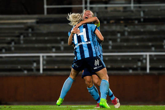 Djurgårdens Julia Spetsmark  och Mia Jalkerud jublar efter 2-1