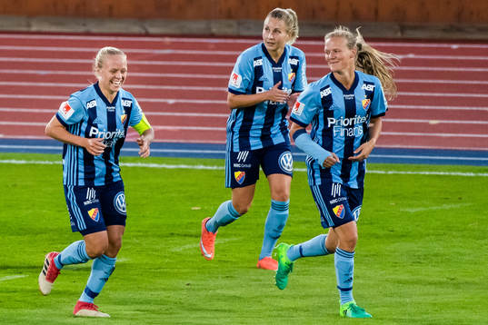 Djurgårdens Mia Jalkerud och Michaela van den Bulk jublar efter 1-0