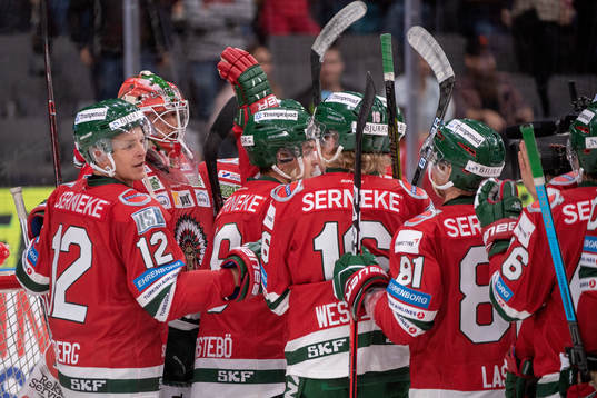 Frölundas spelarna jublar