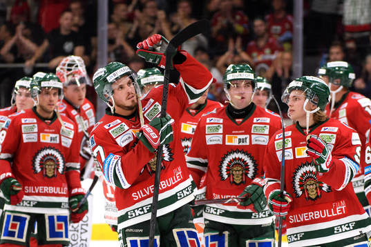 Frölundas Sebastian Stålberg tackar publiken