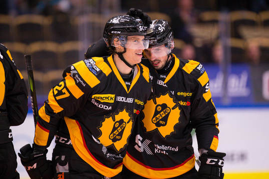 Skellefteås Robin Alvarez och Fredrik Lindgren jublar