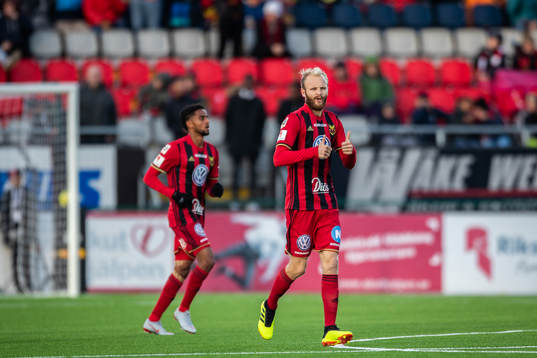 Östersunds Curtis Edwards  jublar efter 2-0 målet