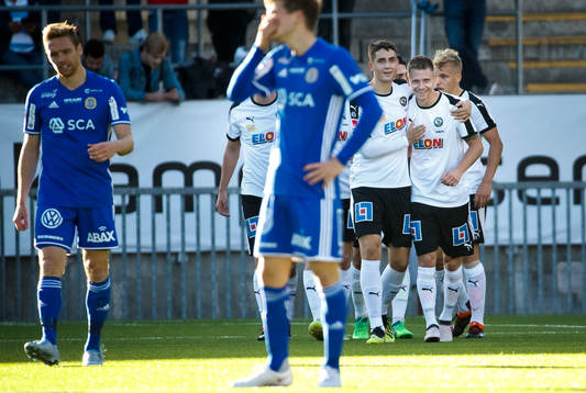 Örebros Johan Bertilsson gör 1-1 och jublar med Viktor Tranberg
