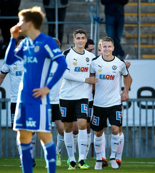 Örebros Johan Bertilsson gör 1-1 och jublar med Viktor Tranberg