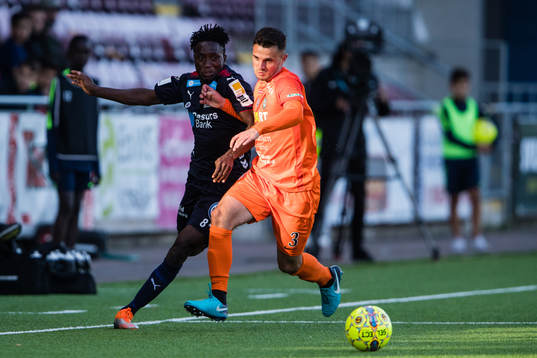 Helsingborgs Mamudu Moro i kamp om bollen med AFC