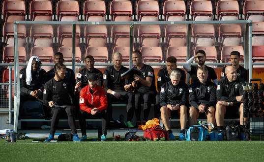 Örebros avbytarbänk med Michael Junior Omoh, Kennedy