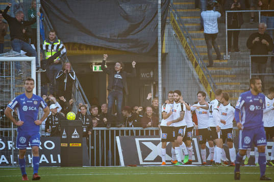Örebros Filip Rogic gör 2-1 och jublar med Nahir Besara