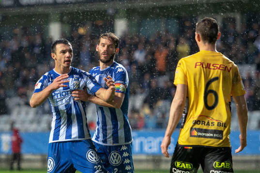 IFK Göteborgs Giorgi Kharaishvili jublar efter 2-2 och Elfsborgs Jon Jönsson blir irriterad