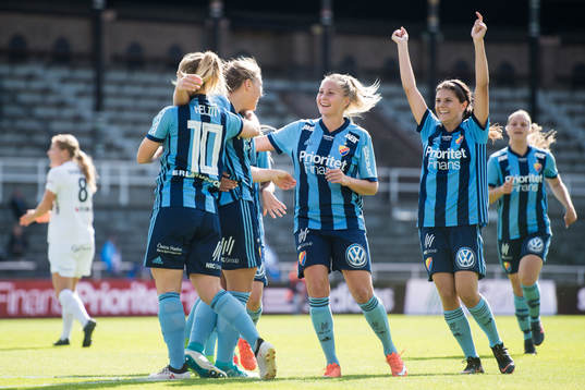 Djurgårdens Ingibjörg Sigurdadottir jublar med lagkamrater efter hennes 1-0 mål