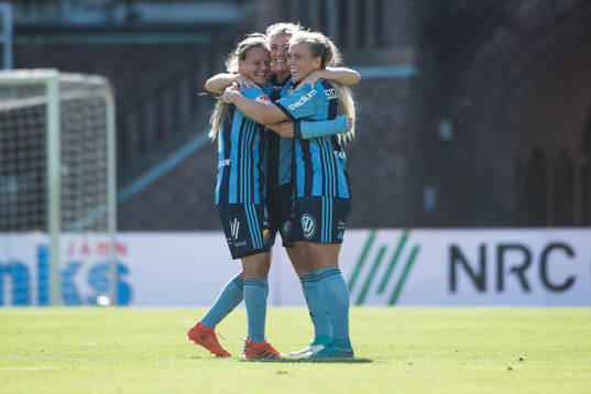 Djurgårdens Irma Helin jublar med lagkamrater efter efter sitt 2-0 mål