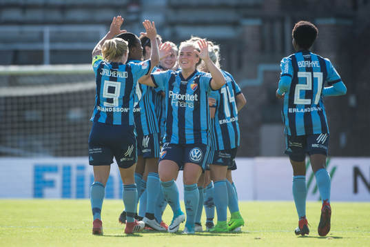 Djurgårdens Irma Helin jublar med lagkamrater efter efter sitt 2-0 mål