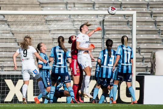 Djurgårdens målvakt Gudbjörg Gunnarsdottir boxar bort