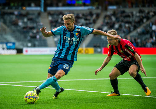 Djurgårdens Jonathan Ring (v) och Brommapojkarnas