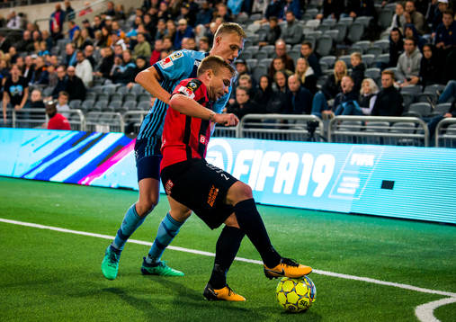 Djurgårdens Jonathan Augustinsson i en duell med
