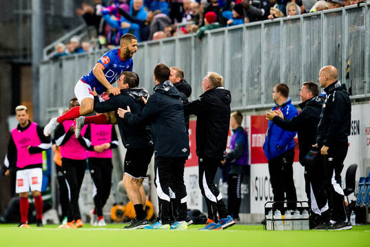 Amin Nouri of Vålerenga celebrates with his teammates