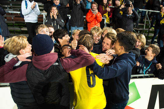 Frejs Philip Wiström jublar med fans