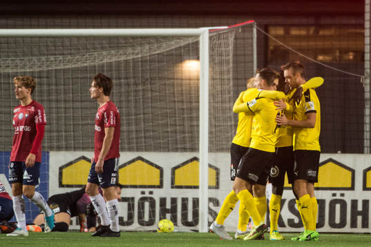 Frejs Dusan Jajic jublar med lagkamrater