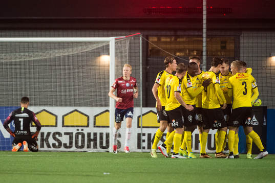 Frejs Dusan Jajic jublar med lagkamrater