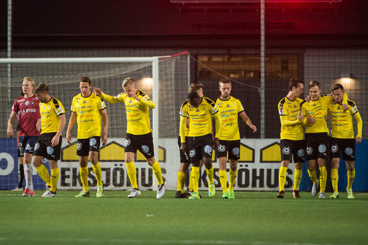 Frejs Dusan Jajic jublar med lagkamrater