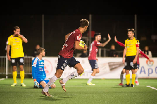 Örgrytes Diego Montiel reducerar till 2-1, Gabriel Altemark Vanneryr med bollen