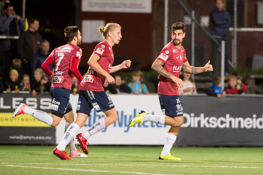 Örgrytes Diego Montiel jublar med lagkamrater efter sitt 2-1 mål