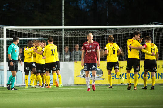 Frejs Joakim Runnemo jublar med lagkamrater