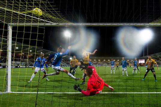 Häckens Alexander Jeremejeff skjuter 2-1 bakom Trelleborgs