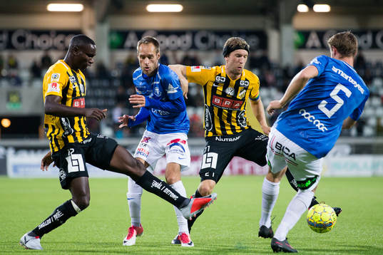 Häckens Elohor Ekpolo och Rasmus Lindgren mot Trelleborgs