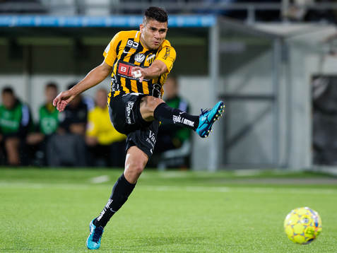 Häckens Paulinho skjuter ett skott