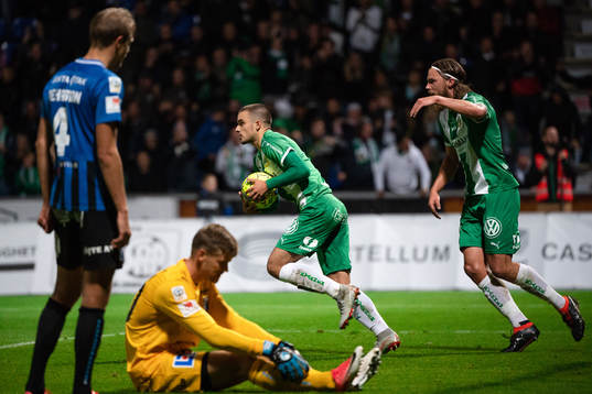 Hammarbys Vladimir Rodic  och Björn Paulsen jublar efter 1-1