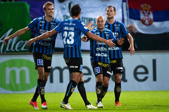 Sirius spelare jublar efter 1-0 av Philip Haglund