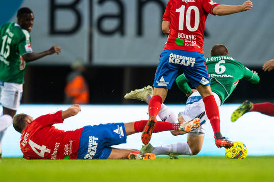 Helsingborgs Andreas Granqvist glidtacklar Brages Benjamin