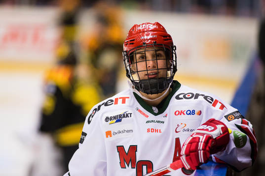 Modos Kaitlyn Tougas innan ishockeymatchen i SDHL mellan