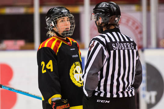 Brynäs Erika Grahm och domare Oliver Sjöberg