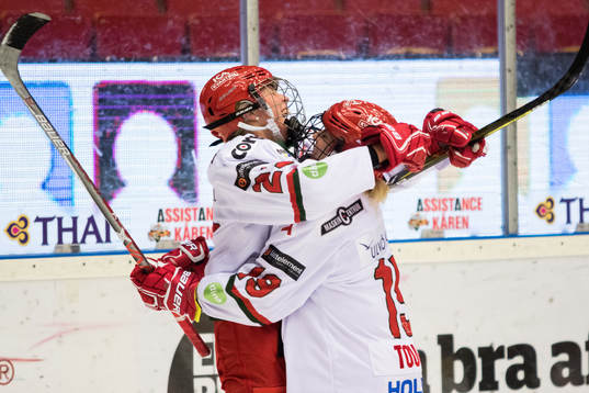 Modos Olivia Carlsson jublar med Kaitlyn Tougas