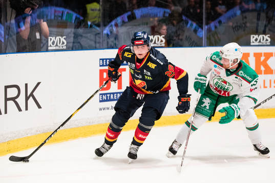 Djurgårdens William Wiå i kamp om pucken med Rögles