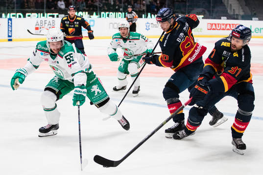 Rögles Ben Youds i kamp om pucken med Djurgårdens Gustav