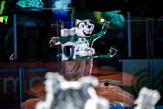 Färjestads maskot Ture Varg innan ishockeymatchen i SHL