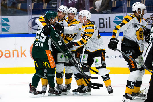 Färjestads Oskar Steen i en kamp mot Skellefteås Joakim