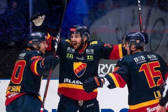 Djurgårdens Emil Bemström jublar med Jacob Josefson (v)