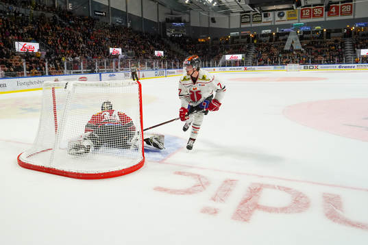 Örebros Marcus Björk gör mål på Luleås målvakt Joel