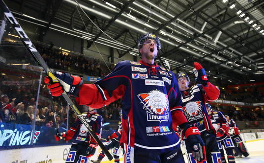 Linköpings Mattias Bäckman  jublar