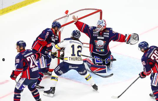 Linköpings målvakt Jonas Gustavsson reagerar utan klubba