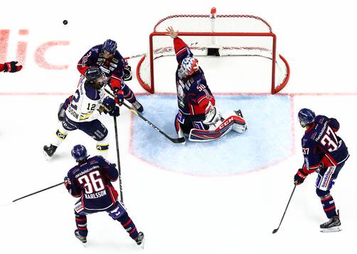 Linköpings målvakt Jonas Gustavsson reagerar utan klubba