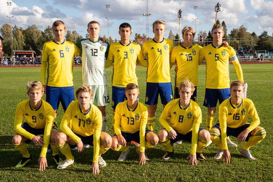 Sveriges övre raden Jesper Tolinsson Amar Dzevlan Emin Hasic Casper Widell Holger Olsson Robin Glavak nedre raden Filip Persson Kristoffer Krebs Adam Hellqvist Nils Wallenberg Edwin Andersson  i landskampen i fotboll mellan Sverige och Norge den 20 september 2018 i Mora.