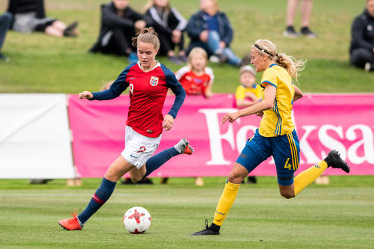 Norges Iris Omarsdottir i kamp om bollen med Sveriges Elma