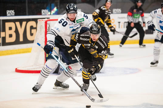 s Anton Holm i kamp om pucken