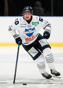 Karlskogas Viktor Lang med pucken