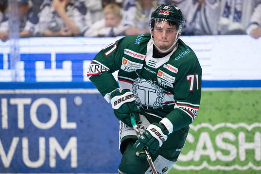 Tingsryds Filip Ahl  i ishockeymatchen i Hockeyallsvenskan